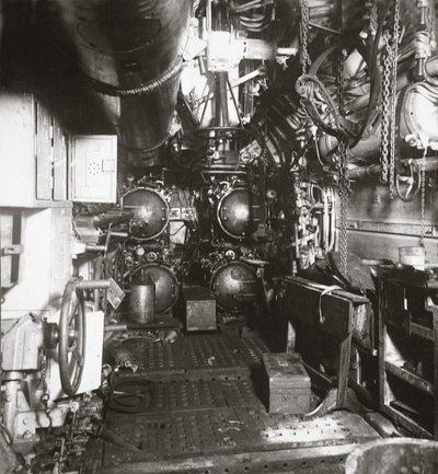 Interieur van het voorste compartiment van U-boot 135 met torpedo en vier torpedobuizen door English Photographer